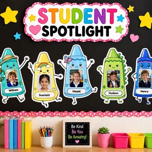 Op de afbeelding: Een prikbord voor in de klas met de titel Student Spotlight en een geschulpte roze en witte rand. Het bevat vijf kleurrijke uitsparingen in de vorm van kleurpotloden, elk met de foto en naam van een kind, omringd door sterren en hartjes.