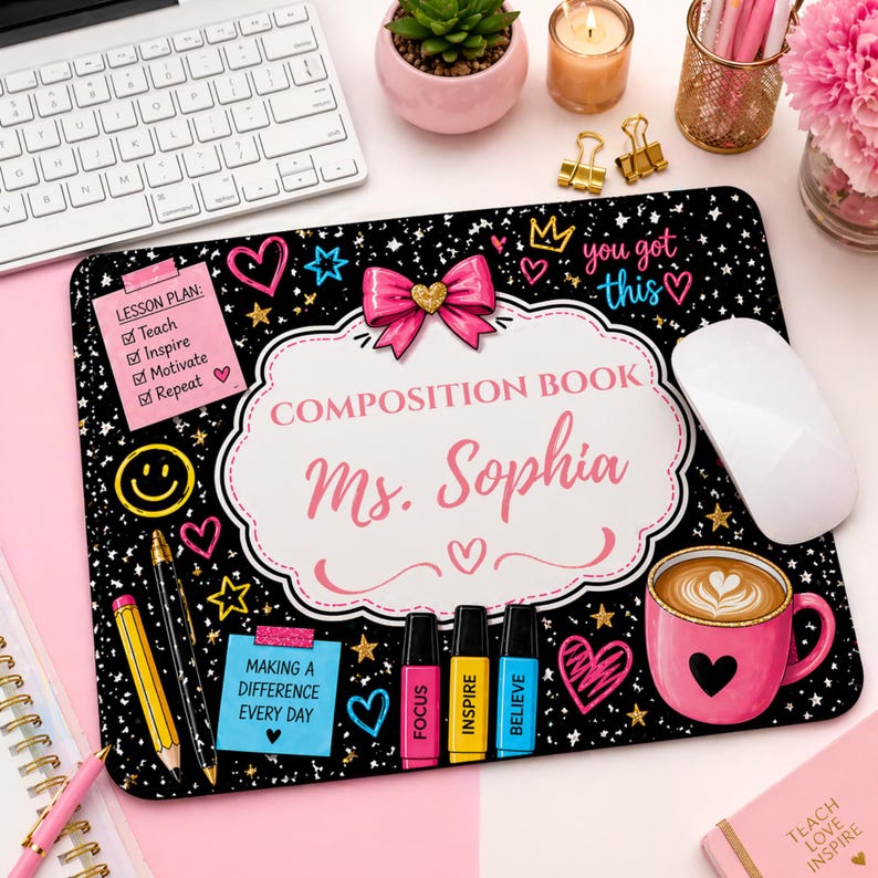 Pu&ograve; includere: Un tappetino per mouse nero personalizzato con un design a quaderno, con il nome "Ms. Sophia". Il tappetino include un fiocco rosa, cuori, stelle e le frasi "you got this" e "Making a Difference Every Day". C'&egrave; anche una tazza di caff&egrave; e un piano delle lezioni.