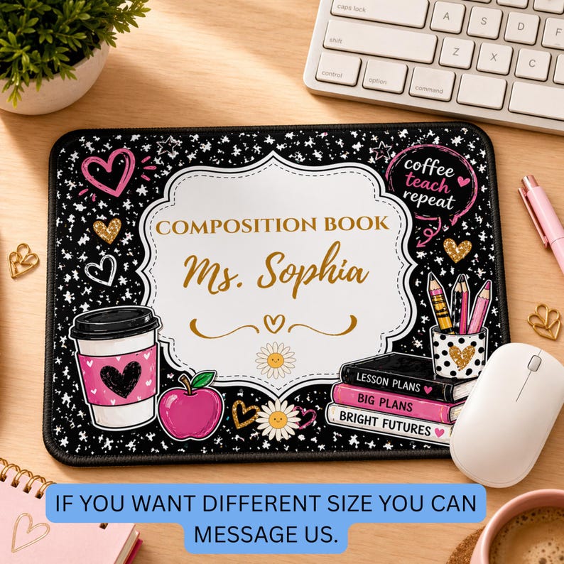 Pu&ograve; includere: Un tappetino per mouse nero personalizzato con un design a quaderno, con il nome "Ms. Sophia". Include una tazza di caff&egrave;, una mela, matite e il testo "coffee teach repeat". La parte inferiore del tappetino per mouse riporta il testo "IF YOU WANT DIFFERENT SIZE YOU CAN MESSAGE US."