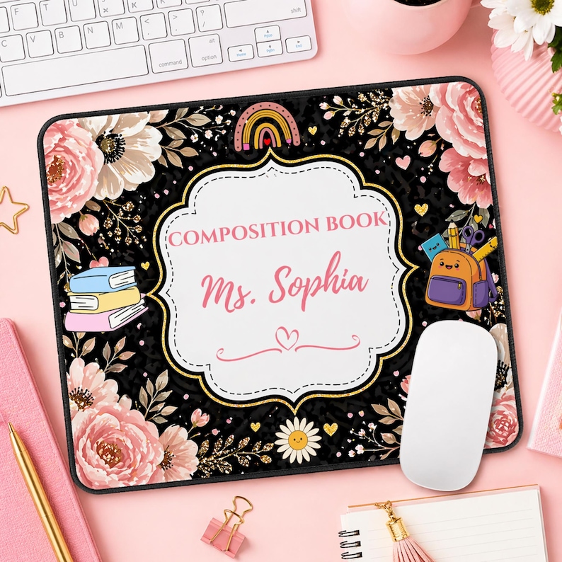 Pu&ograve; includere: Un tappetino per mouse rettangolare nero con un design floreale e la scritta "COMPOSITION BOOK Ms. Sophia". Il tappetino presenta un bordo bianco, un arcobaleno e una pila di libri.