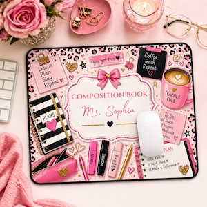 Pu&ograve; includere: Un tappetino per mouse rosa con un design a quaderno, personalizzato con "Ms. Sophia". Presenta un fiocco rosa, dettagli dorati e vari articoli di cancelleria. Il tappetino per mouse include il testo "Lesson Plan Slay Repeat" e "Coffee Teach Repeat."