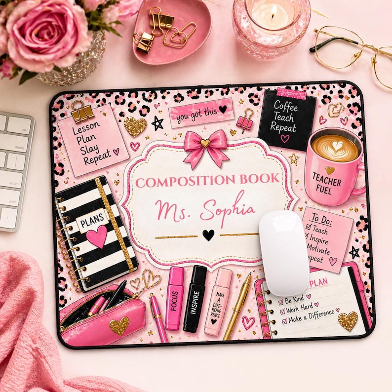 Pu&ograve; includere: Un tappetino per mouse rosa con un design a quaderno, personalizzato con "Ms. Sophia". Presenta un fiocco rosa, dettagli dorati e vari articoli di cancelleria. Il tappetino per mouse include il testo "Lesson Plan Slay Repeat" e "Coffee Teach Repeat."