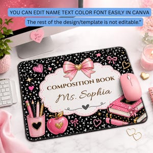 Pu&ograve; includere: Tappetino per mouse nero con un design a fiocco rosa, cuori e stelle. Il tappetino presenta il testo "COMPOSITION BOOK Ms. Sophia". Sono visibili anche un mouse wireless rosa e un portapenne con matite. Il testo "YOU CAN EDIT NAME TEXT COLOR FONT EASILY IN CANVA" &egrave; in alto.