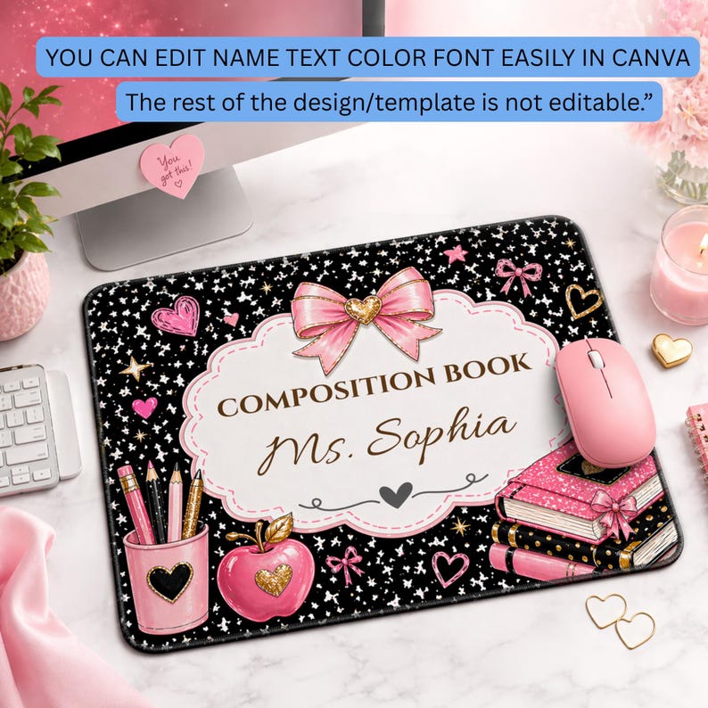 Pu&ograve; includere: Tappetino per mouse nero con un design a fiocco rosa, cuori e stelle. Il tappetino presenta il testo "COMPOSITION BOOK Ms. Sophia". Sono visibili anche un mouse wireless rosa e un portapenne con matite. Il testo "YOU CAN EDIT NAME TEXT COLOR FONT EASILY IN CANVA" &egrave; in alto.