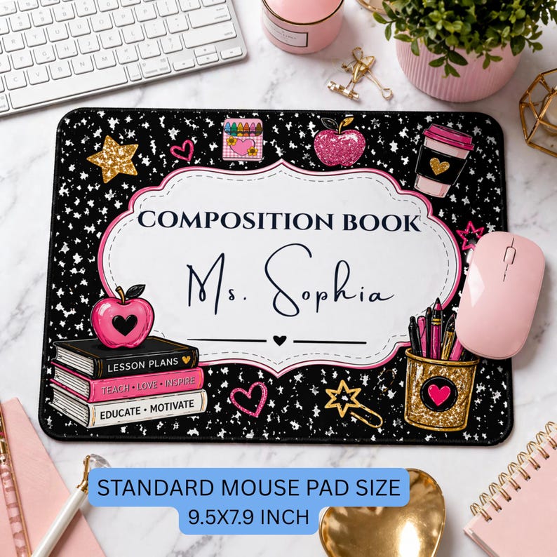 Pu&ograve; includere: Un tappetino per mouse nero con un design a quaderno bianco e rosa. Il tappetino presenta il testo "COMPOSITION BOOK Ms. Sophia", insieme a illustrazioni di una mela, una tazza di caff&egrave; e matite. Il tappetino misura 24,1 x 20,1 cm.