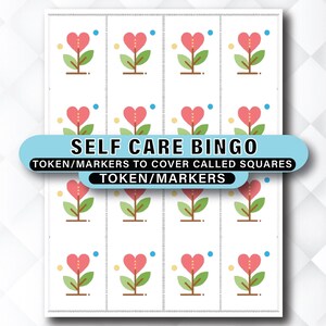 K&ouml;nnte beinhalten: Ein wei&szlig;es Self Care Bingo-Spielblatt mit einem Raster aus Quadraten, die jeweils ein rosa Herzblumen-Design aufweisen. Der Text "SELF CARE BINGO" wird auf einem blauen Banner mit "TOKEN/MARKERS" darunter angezeigt.
