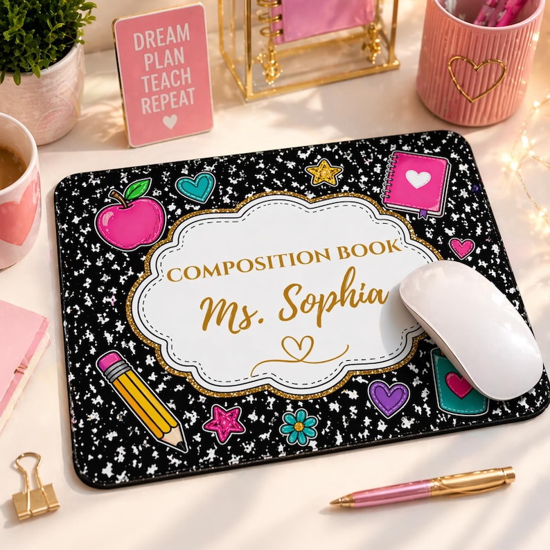 Pu&ograve; includere: Un tappetino per mouse personalizzato con un design a quaderno bianco e nero con il testo "Composition Book Ms. Sophia". Il tappetino &egrave; decorato con grafiche colorate a tema scolastico, tra cui una mela, una matita e cuori.