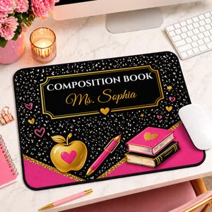 Pu&ograve; includere: Un tappetino per mouse personalizzato con sfondo nero a pois bianchi. Il tappetino presenta un'etichetta dorata con la scritta "COMPOSITION BOOK Ms. Sophia". Accenti rosa e oro includono una mela, cuori e libri.