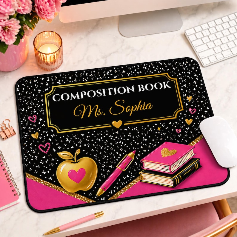 Pu&ograve; includere: Un tappetino per mouse personalizzato con sfondo nero a pois bianchi. Il tappetino presenta un'etichetta dorata con la scritta "COMPOSITION BOOK Ms. Sophia". Accenti rosa e oro includono una mela, cuori e libri.