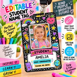 Pode incluir: Um crachá de estudante preto com uma foto central de uma criança, rodeado por ilustrações coloridas de um arco-íris, maçã, lápis, livros e um globo. O crachá exibe o texto AMELIA, GRADE: KINDERGARTEN, TEACHER: MS. SMITH.