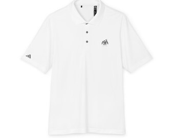 Op de afbeelding: Witte poloshirt met korte mouwen. Het heeft een kraag, drie knopen en een klein embleem op de borst. Het Adidas-logo is zichtbaar op de linkermouw. Een klassiek, sportief ontwerp.