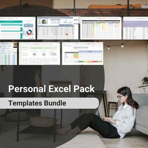 Könnte beinhalten: Eine Frau sitzt auf dem Boden vor einem Sofa und benutzt einen Laptop. Der Bildschirm zeigt eine Sammlung von bunten Excel-Tabellen mit Titeln wie "Cash Flow Forecast" und "Monthly Income Budget Tracker". Der Text "Personal Excel Pack Templates Bundle" wird in einem großen weißen Rechteck angezeigt.