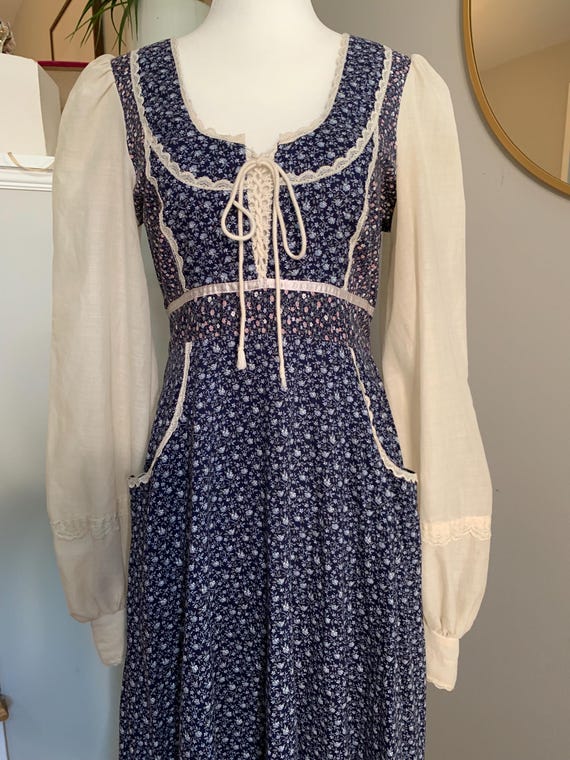1970s Gunne Sax Navy Floral Prairie Dress SIZE 13! - image 2