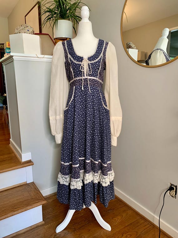 1970s Gunne Sax Navy Floral Prairie Dress SIZE 13! - image 1