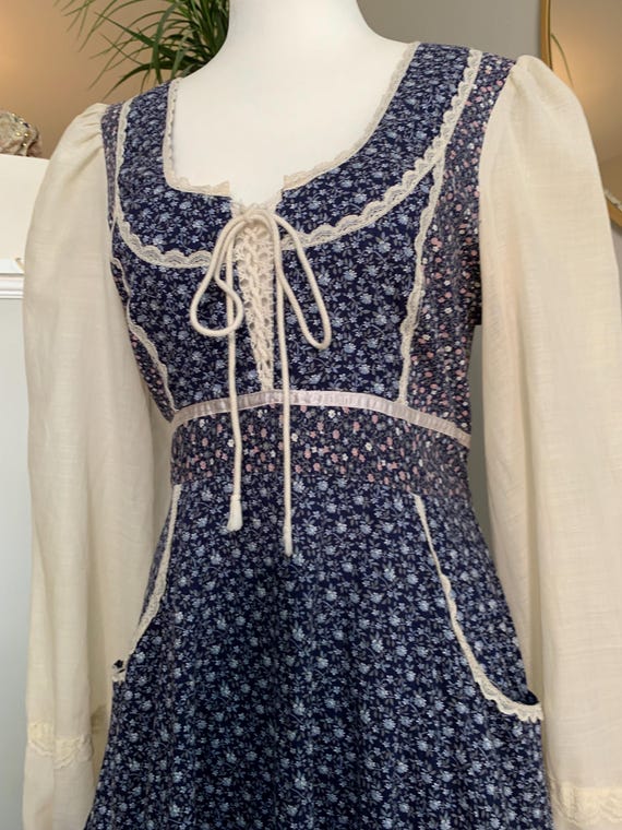 1970s Gunne Sax Navy Floral Prairie Dress SIZE 13! - image 3