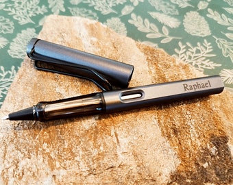 Kugelschreiber mit Namen graviert im Füllerformat / Geschenk personalisiert mit schwarzer Tinte / Büro Material ergonomischer Griff Stift