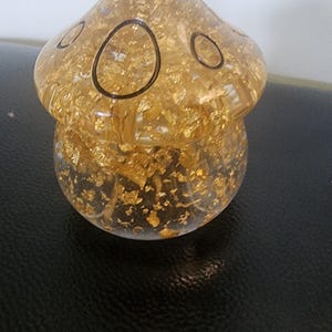 Słoik na drobiazgi Golden Cap – pojemnik z żywicy w kształcie grzyba ze złotymi płatkami