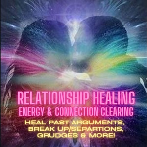 以下が含まれることがあります： 2 人が抱きしめ合っているデジタルイラスト。周囲にはカラフルで光るオーラが漂っている。テキスト「RELATIONSHIP HEALING ENERGY & CONNECTION CLEARING」はピンク色で、「HEAL PAST ARGUMENTS, BREAK UP/SEPARTIONS, GRUDGES & MORE!」は黄色である。