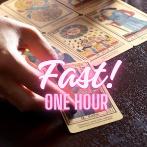 以下が含まれることがあります： 「II. Papa」というテキストと「Fast! One Hour」というピンクのテキストが書かれたタロットカードを手に持っている手