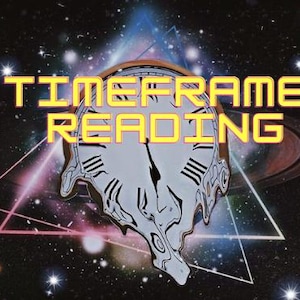 Könnte beinhalten: Ein digitales Kunstwerk mit einem schmelzenden Ziffernblatt und dem gelben Schriftzug "TIMEFRAME READING", vor einem Sternenhimmel-Hintergrund mit geometrischer Form.