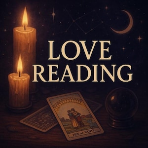 Può includere: Immagine con la scritta "LOVE READING". Due candele accese, carte dei tarocchi e una sfera di cristallo sono disposte su una superficie di legno, su uno sfondo scuro stellato con una luna crescente.
