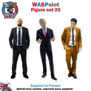 Peut inclure: Trois figurines miniatures non peintes d'hommes en costume. Les figurines sont dans diverses poses, l'une d'elles ayant les mains dans les poches. Le texte "WASPslot Figure set 23" est visible. Les figurines font partie d'un système de base hybride.