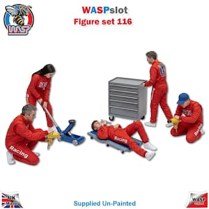 Könnte beinhalten: WASPslot Figure set 116 enthält fünf Miniaturfiguren in roten Rennanzügen mit Union Jack Aufnähern. Das Set umfasst einen grauen Werkzeugschrank, einen blauen Wagenheber, eine Montageliege und gelbe Werkzeuge. Der Text lautet Supplied Un-Painted.
