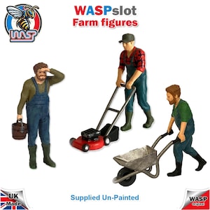 Peut inclure: Trois figurines de travailleurs agricoles non peintes en plastique, l'une poussant une brouette, l'autre une tondeuse à gazon et la dernière tenant un seau. Les figurines font partie d'un ensemble de figurines de ferme de WASPslot.