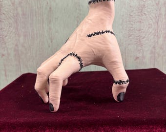 Suporte para mão decepada impresso em 3D: unhas pretas, costura costurada - decoração gótica de Halloween