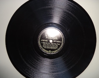 Può includere: Un disco in vinile nero con l'etichetta "Victor" e il titolo "I Dream of You-Fox Trot" di Tommy Dorsey and his Orchestra. Il disco presenta solchi visibili e una finitura lucida.
