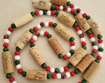 Korkgirlande - Weinkorken mit roten, weißen und grünen Perlen