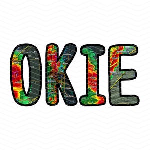 Puede incluir: La palabra "OKIE" está escrita en letras grandes y negras. Cada letra está llena de una imagen de radar meteorológico colorida de Oklahoma. La imagen muestra un sistema de tormentas moviéndose a través del estado.