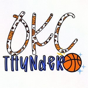 Op de afbeelding: Een grafisch ontwerp met de tekst "OKC THUNDER". De letters "OKC" zijn versierd met basketballen en luipaardprint. Een oranje basketbal en blauwe sterren maken het ontwerp compleet.