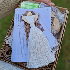 Può includere: Un kit per realizzare un ornamento di angelo bianco. Il kit include ali di legno, filato bianco, spago marrone e una perlina di legno per la testa. Il kit include anche istruzioni in lituano.