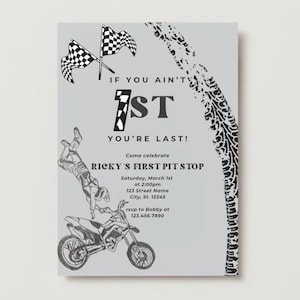 Jeśli nie jesteś pierwszy, jesteś ostatni. Zaproszenie na pierwsze urodziny wyścigów motocyklowych. Niestandardowe pobieranie.