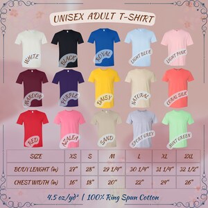 Op de afbeelding: Een tabel met de maat- en kleuropties voor unisex volwassen t-shirts. De tabel bevat de volgende kleuren: wit, zwart, koninklijk blauw, lichtblauw, lichtroze, donkerrood, paars, gele daisy, naturel, koraal, rood, azalea roze, zand, sport grijs en mintgroen. De tabel bevat ook de volgende maten: XS, S, M, L, XL en 2XL. De tabel toont de lichaamslengte en de borstbreedte in inches voor elke maat.