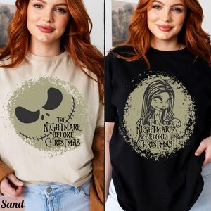 Puede incluir: Dos camisetas con un estampado gr&aacute;fico verde y negro de personajes de la pel&iacute;cula "Pesadilla antes de Navidad". Una camiseta es beige y la otra es negra.