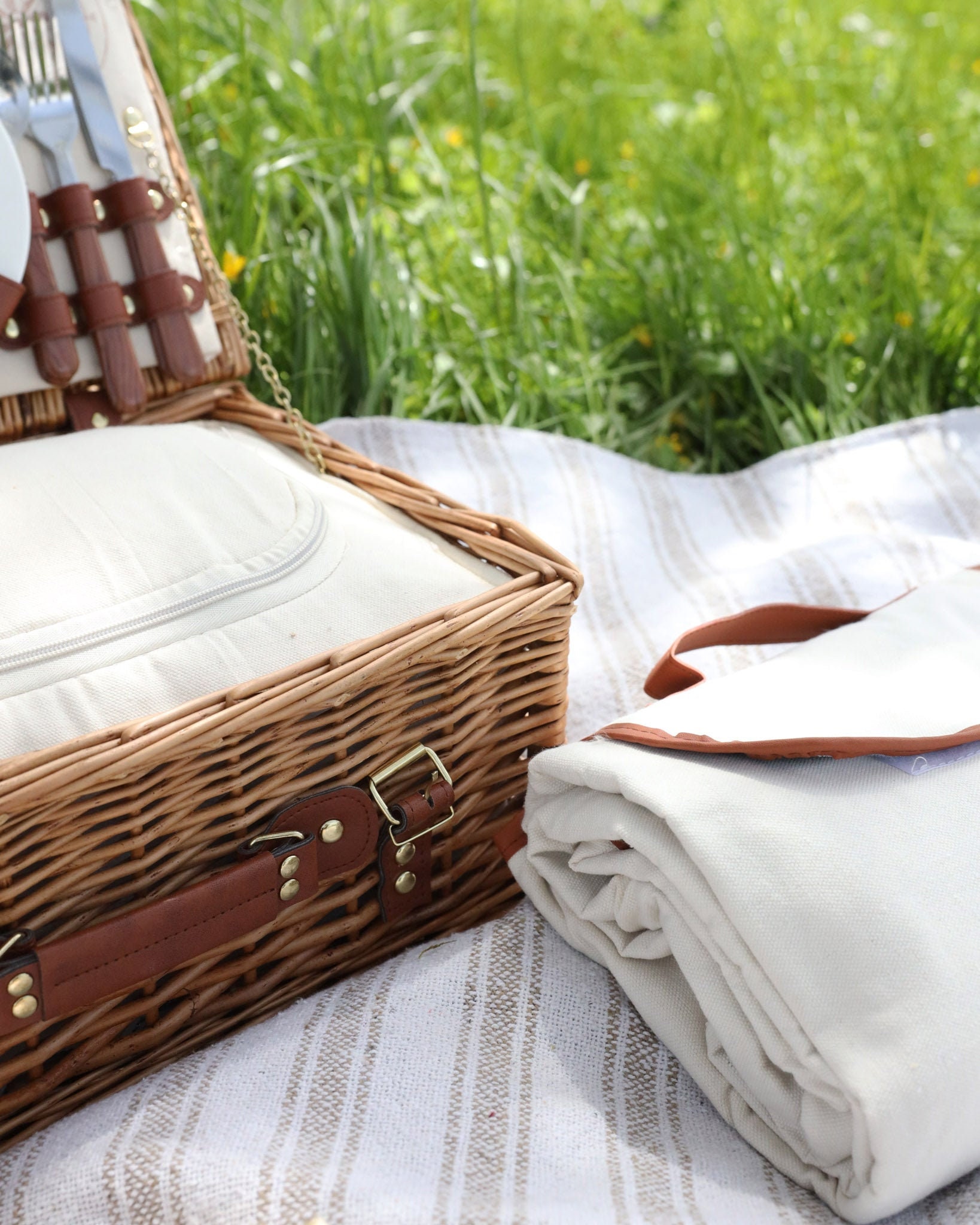 Picnic Basket Kit for 4 People, Wicker Picnic Basket With Picnic
