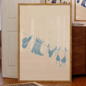 Impresión artística de bikini, ilustración imprimible de playa en bikini azul, póster colgante de bikini, póster de traje de baño, impresión de vaquera costera, póster del océano