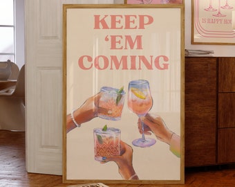 Könnte beinhalten: Drei gerahmte Kunstdrucke mit Cocktail-Motiven. Der größte Druck zeigt "KEEP 'EM COMING" und zeigt Hände, die mit Cocktails anstoßen. Zwei kleinere Drucke zeigen "CHEERS!" und "EVERY HOUR IS HAPPY HOUR".