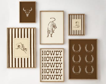 Conjunto de 6 pôsteres decorativos de parede com temática western, incluindo desenhos vintage de rodeio e cowboys, em estilo retrô, com cavalos. Estilo rústico em tons neutros de marrom. Ideal para galerias de arte digitais. Baixe agora mesmo!