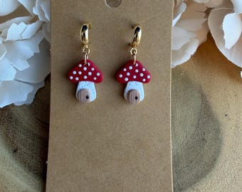 Pendientes de setas rojas, colgantes de hongos, joyería rústica de estilo campestre, hechos a mano, arcilla ligera, ambiente otoñal.