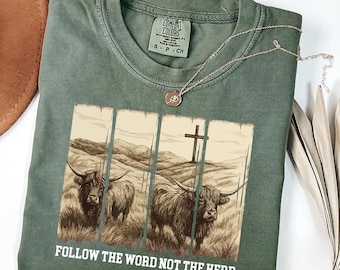 Camiseta cristiana de colores reconfortantes: Versículo bíblico de la vaca de las tierras altas: «Sigue la palabra, no al rebaño».