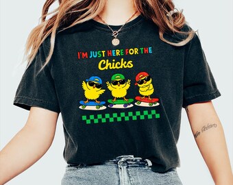 Camiseta "I'm Just Here For The Chicks" de Comfort Colors, camiseta de Pascua del equipo Skater Chick, atuendo grupal para cazadores de huevos de Pascua