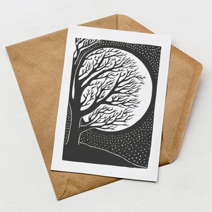 Cartão de felicitações de lua cheia: cartão de linogravura de lua caprichosa - cartão de felicitações para impressão com decoração gótica com cena de lua de árvore assombrada
