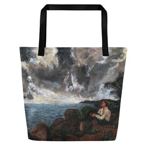 Puede incluir: Una bolsa de tela con una pintura de una persona sentada en una costa rocosa, mirando hacia un mar tormentoso. El cielo está lleno de nubes oscuras y el agua es de un azul profundo. La persona lleva una camisa blanca y tiene el pelo largo y castaño.