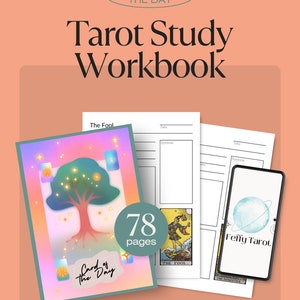 Puede incluir: Un cuaderno de estudio de tarot con una portada colorida que presenta un árbol con estrellas y el texto "Card of the Day". El cuaderno tiene 78 páginas y se titula "Earth Edition".