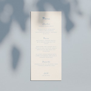 Blau Weiß Hochzeits-Menü | Druckbares anpassbares Hochzeitsmenü | Küsten-Chic Hochzeit | Hochzeitseinladung Set | Grau-salbeigrün