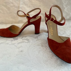 Vintage Andrew Geller 3 1/4” rust high heeled suede pumps size 7 1/2 AAAA