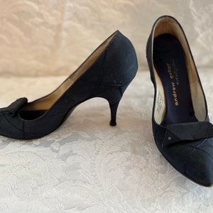 Vintage Andrew Geller 3 1/2” navy blue  fabric  high heeled pumps size 8 AAAA
